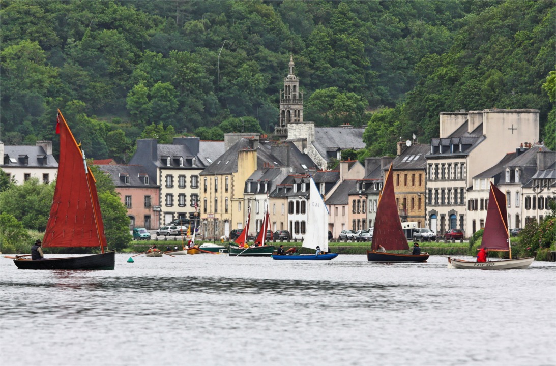 Le lendemain matin, la flottille prend le départ de Port-Launay pour Chateaulin. 